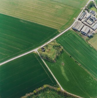 Oblique aerial view centred on the remains of the castle and tower-house, taken from the N.