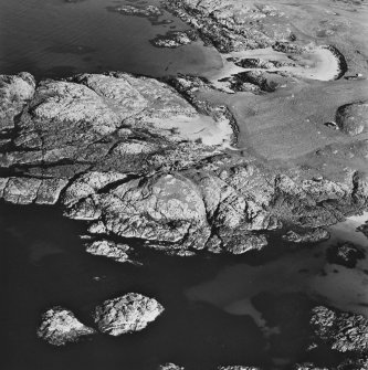 Oblique aerial view of Dun Morbhaidh centred on the remains of a fort, taken from the W.