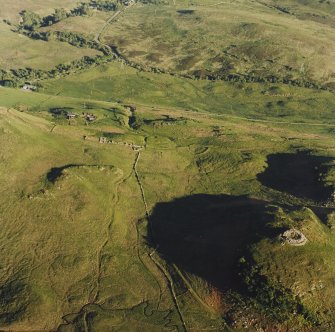 Oblique aerial view of Caisteal Suidhe Cheannaidh, taken from the north west, centred on a dun.