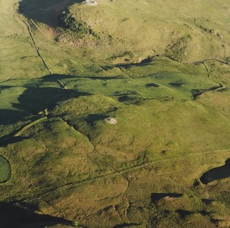 Oblique aerial view of Caisteal Suidhe Cheannaidh, taken from the west, centred on a dun.