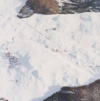 Oblique aerial view centred on the remains of the possible homestead with the remains of the farmstead and head-dyke adjacent, taken from the NW.