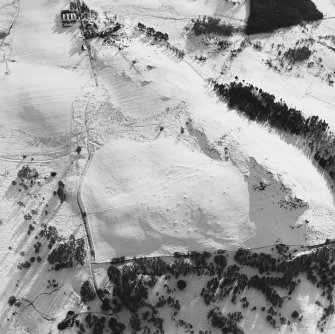 Oblique aerial view centred on the remains of the small cairns and farmstead with the remains of the township, the cottage and the farmsteading adjacent, taken from the NNE.
