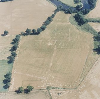 Strageath, oblique aerial view, taken from the W, centred on cropmarks of the Roman Fort and Annexe.