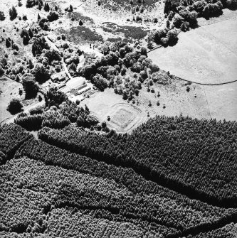 Oblique aerial view centred on the remains of the Roman fortlet with Kaimes Cottage and North Lodge, Orchil House, adjacent, taken from the N.