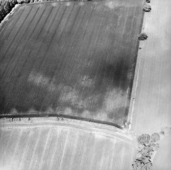 Oblique aerial view centred on the cropmarks of the Roman watch tower and quarry pits, taken from the SSE.