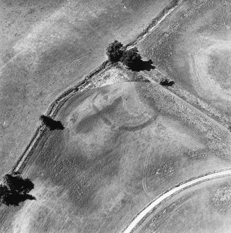 Monzie, oblique aerial view, taken from the E, centred on the cropmarks of a settlement and palisaded settlement.