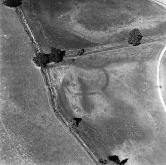 Monzie, oblique aerial view, taken from the SE, centred on the cropmarks of a settlement and palisaded settlement.