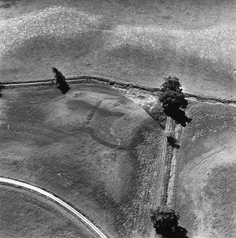 Monzie, oblique aerial view, taken from the NE, centred on the cropmarks of a settlement and palisaded settlement.