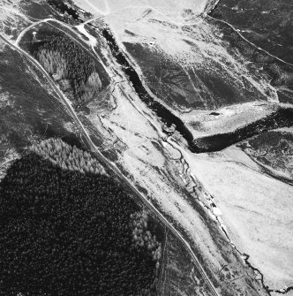 Stronetoper, oblique aerial view, taken from the SW, centred on the remains of a township. A farmstead is visible in the top right-hand corner of the photograph.