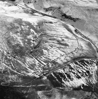 Oblique aerial view centred on the remains of the farmstead, head-dyke, field banks and rig, taken from the WSW.