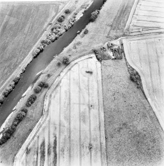 Gascon Hall, oblique aerial view taken from the NE, centred on the cropmarks of a castle and an enclosure.