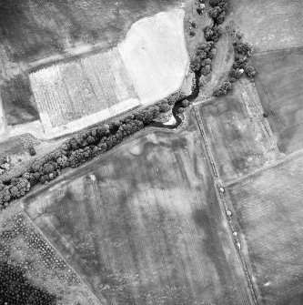 Oblique aerial view centred on the cropmarks of the possible enclosure, enclosure and enclosed cremation cemetery, taken from the S.