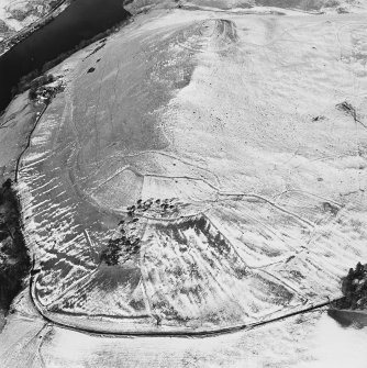 Oblique aerial view centred on the remains of the field-system and rig with farmstead, field-system, rig and fort adjacent, taken from the ESE.