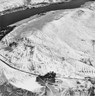 Oblique aerial view centred on the remains of the field-system and rig with farmstead, field-system, rig and fort adjacent, taken from the E.