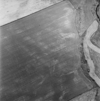 Oblique aerial view centred on the cropmarks of the enclosures, taken from the S.