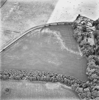 Green of Invermay, oblique aerial view, taken from the SE, centred on the cropmarks of a palisaded enclosure, pits, enclosures, a possible ring-ditch and pit-alignment. Invermay House dovecot and North Lodge and Green of Invermay House are visible in the right half of the photograph.