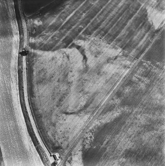 Forteviot, oblique aerial view, taken from the W, centred on the cropmarks of pits.