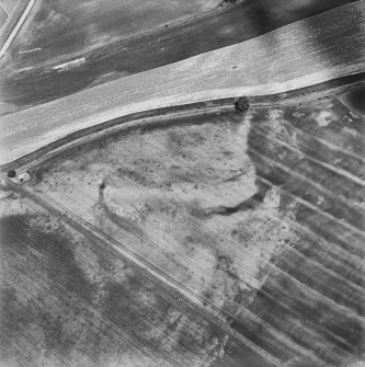 Forteviot, oblique aerial view, taken from the SSW, centred on the cropmarks of pits.