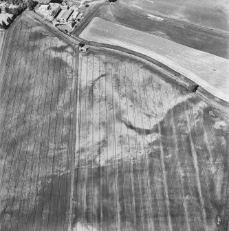 Forteviot, oblique aerial view, taken from the SE, centred on the cropmarks of pits.