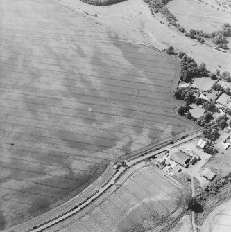 Oblique aerial view centred on the cropmarks of an enclosure, pits, a possible enclosure and possible pit-defined enclosure, taken from the NE.