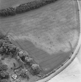Green of Invermay, oblique aerial view, taken from the NW, centred on the cropmark of a ring-ditch and parts of a possible pit-alignment. Invermay House dovecot is visible in the centre left of the photograph, and further pits can be seen in the centre right.