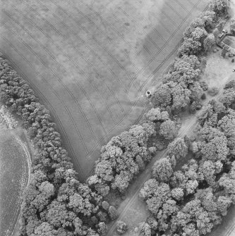Green of Invermay, oblique aerial view, taken from the NE, centred on the cropmark of an enclosure, and Invermay House dovecot. Parts of a pit-alignment are visible as cropmarks in the top centre of the photograph.