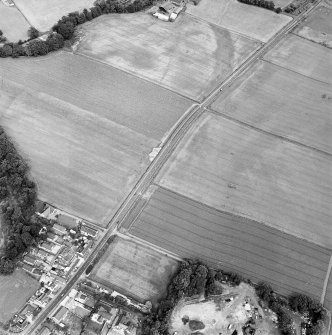 Oblique aerial view of Huntingtower and Huntingtower Mains centred on the cropmarks of a Roman road, enclosure, pit-circle, pits and various linear cropmarks and miscellaneous cropmarks, taken from the SW.