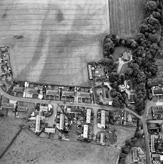Oblique aerial view of Bankfoot centred on pits visible as cropmarks, with Auchtergaven Parish Church Manse adjacent, taken from the E.