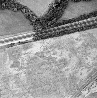 Oblique aerial view of Northleys centred on the cropmarks of a souterrains, possible souterrains, cultivation remains, pits, a building and other miscellaneous cropmarks, taken from the W.