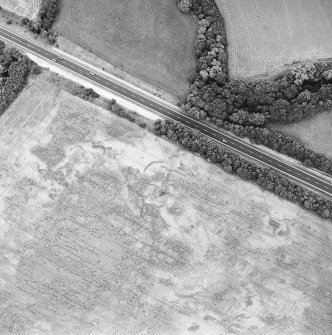 Oblique aerial view of Northleys centred on the cropmarks of a souterrains, possible souterrains, cultivation remains, pits, a building and other miscellaneous cropmarks, taken from the SW.