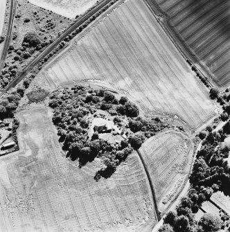 Hilton House, oblique aerial view, taken from the N, centred on the cropmarks of a fort.
