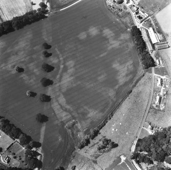 Ballathie, oblique aerial view, taken from the ENE, showing the cropmarks of an unenclosed settlement in the left centre, and pits in the right centre. A dismantled railway is visible as a cropmark along the left half of the photograph.