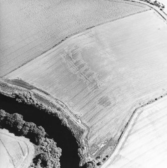 Oblique aerial view centred on the cropmarks of the fortlet, taken from the  WNW.