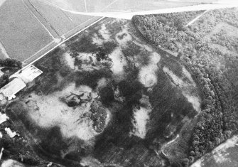 Oblique aerial view centred on the cropmarks of the unenclosed settlement, taken from the NE.