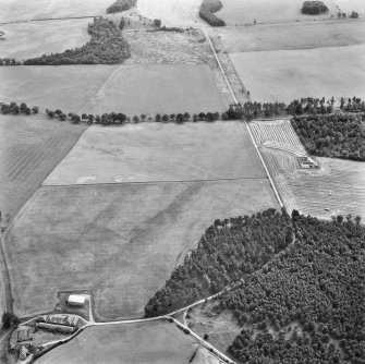 Oblique aerial view centred on cropmarks of the cursus.