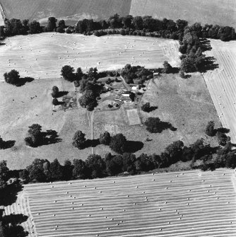 Carpow Roman Fort, oblique aerial view, taken from the SSE, centred on the cropmarks of the SW corner of the fort and internal buildings.
