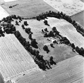 Carpow Roman Fort, oblique aerial view, taken from the E, centred on the cropmarks of the SW corner of the fort and internal buildings.