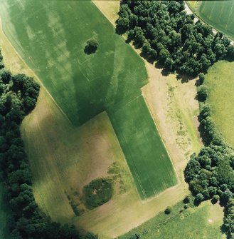 Oblique aerial view centred on the cropmarks of the enclosures, pits and rig, taken from the WNW.