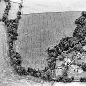 Oblique aerial view centred on the cropmarks of the Roman Fort with bridge, road bridge and watermill adjacent, taken from the SW.