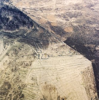 Oblique aerial view centred on the remains of the township, rig and head-dyke, taken from the SW.