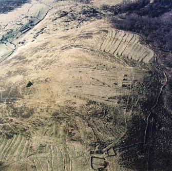 Oblique aerial view centred on the remains of the township, rig and head-dyke, taken from the SE.