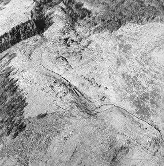 Oblique aerial view centred on the remains of the township, rig and head-dyke, taken from the SW.