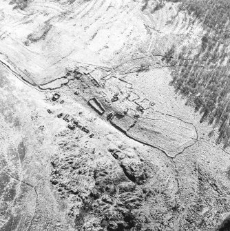 Oblique aerial view centred on the remains of the township, rig and head-dyke, taken from the NE.