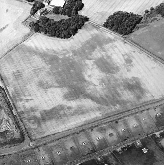 Oblique aerial view centred on the cropmarks of the unenclosed settlement, taken from the E.