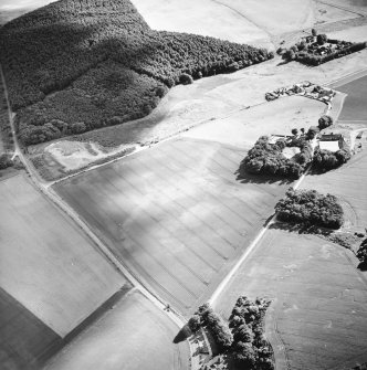 Oblique aerial view centred on the cropmarks of the unenclosed settlement with the farmsteading adjacent, taken from the NE.