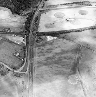Oblique aerial view centred on the cropmarks of an unenclosed settlement and linear cropmarks, taken from the SW.