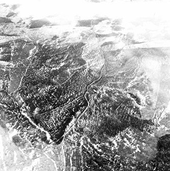 Oblique aerial view of Hill of Milton centred on the remains of a cairn, farmstead and rig, taken from the S.