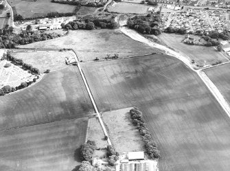 Oblique aerial view centred on the cropmarks of the unenclosed settlement, enclosures and rig with the possible enclosure and further rig adjacent, taken from the NNW.