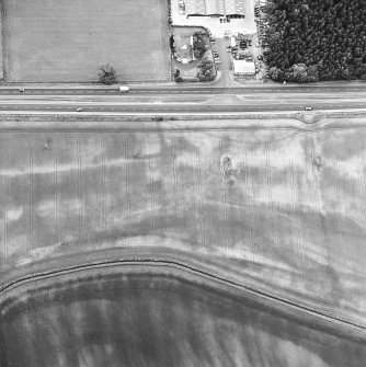 Oblique aerial view centred on the cropmarks of the possible settlement and linear cropmarks, taken from the SSE.