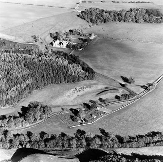 Oblique aerial view of Edzell, Castle Hillock centred on the remains of the Motte-and-bailey castle with castle, church and burial ground adjacent, taken from the SW